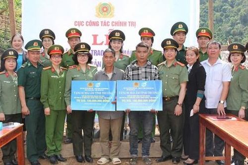 Phụ nữ Bộ Công an thực hiện chương trình xã hội tình nghĩa tại biên giới Nghệ An