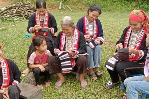 Rào cản thiếu thông tin của phụ nữ dân tộc Dao ở Hà Giang