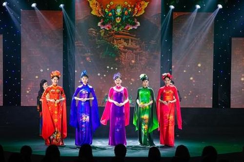 'Hương Sắc Việt Nam': Khi 44 nhà thiết kế kể chuyện bằng áo dài