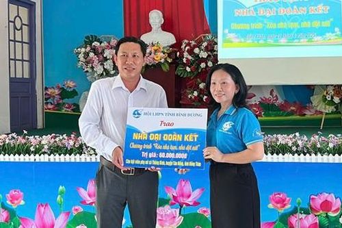 Phụ nữ Bình Dương trao nhà Đại đoàn kết, tặng quà cho phụ nữ, trẻ em khó khắn ở Đồng Tháp