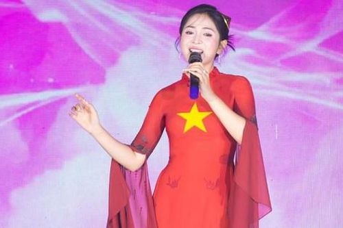 Ca sĩ Duyên Quỳnh: Giọng ca đầy cảm xúc của đêm 'Hương Sắc Việt Nam'