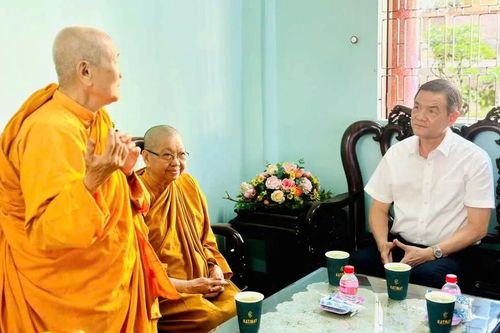 Trung tướng Lê Hồng Nam và đoàn công tác tri ân các tấm gương tiêu biểu của TP. Hồ Chí Minh