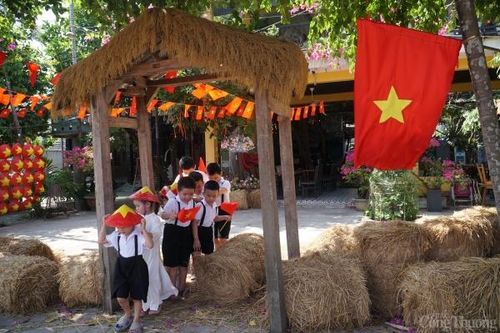 Loạt quán cà phê Đà Nẵng rực sắc cờ đỏ mừng ngày 30/4