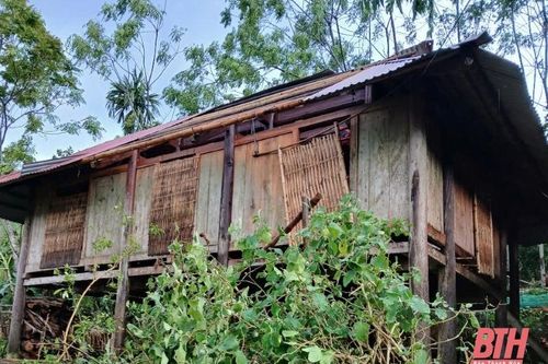 Lang Chánh: Giông lốc kèm theo mưa lớn khiến 19 ngôi nhà bị tốc mái