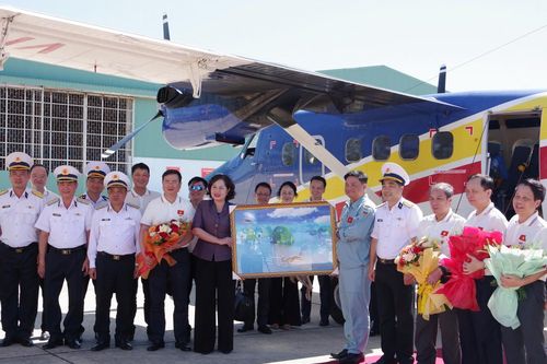 Lữ đoàn 954 hoàn thành tốt nhiệm vụ chở đoàn công tác thăm, làm việc tại đảo Trường Sa