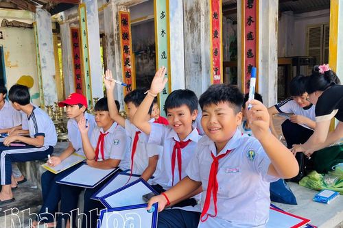 Hơn 50 học sinh Tổ dân phố Bích Đầm thi 'Rung chuông vàng' tiếng Anh