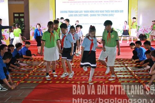 Khăn hồng hữu nghị: Thắm tình đoàn kết thiếu nhi Việt - Trung