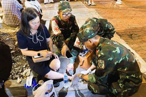 Tận tình sơ cứu vết thương cho người dân