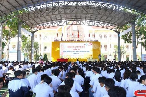 Sinh hoạt dưới cờ hưởng ứng Ngày sách và văn hóa đọc Việt Nam