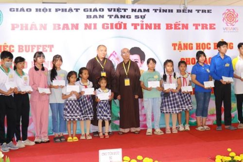 Bến Tre: Phân ban Ni giới tỉnh trao 111 phần học bổng cho học sinh tiểu học