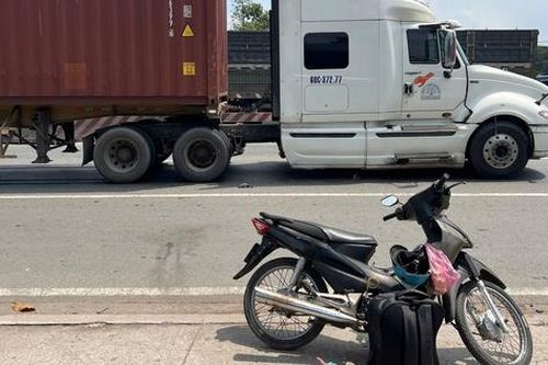 Người đàn ông để lại xe máy rồi lao ra đường, bị xe container tông tử vong