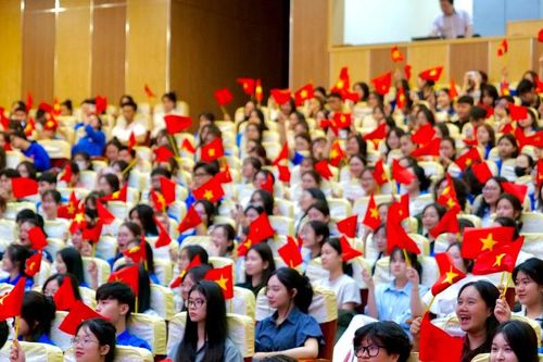 'Tiếp lửa truyền thống – Sáng mãi niềm tin thống nhất' nơi tuổi trẻ Trường Đại học Sư phạm Hà Nội