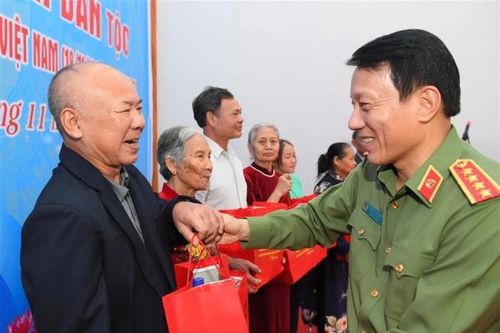 Bài 1: Bộ Công an gương mẫu đi đầu