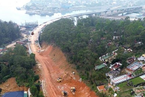 Thi công đường ven biển theo kiểu 'nhảy cóc' vì vướng mặt bằng