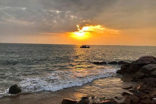 Đại tá Công an dũng cảm lao xuống biển cứu người đuối nước