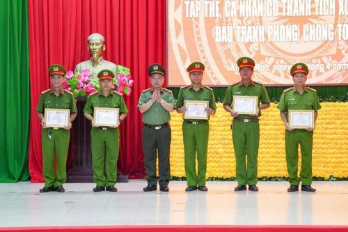 Khen thưởng các tập thể, cá nhân truy nóng, bắt nhanh hung thủ giết người cướp của ở Khánh Hòa
