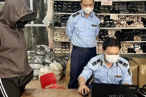 Kiểm tra 14 điểm kinh doanh hàng hóa giả mạo nhãn hiệu thế giới tại Chợ Nhà Xanh, Hà Nội