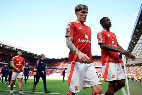 Manchester United chính thức trụ hạng