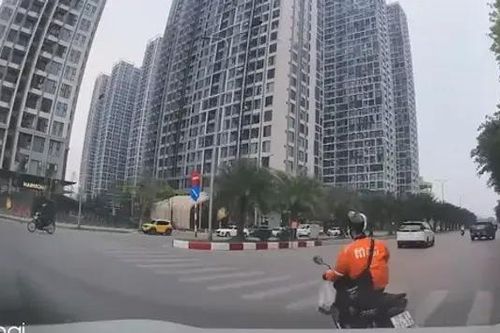 Xe máy tạt đầu ô tô rồi đi sang đường ngược chiều