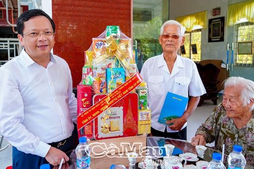Phó bí thư thường trực Tỉnh ủy Nguyễn Đức Hiển thăm gia đình chính sách huyện Thới Bình
