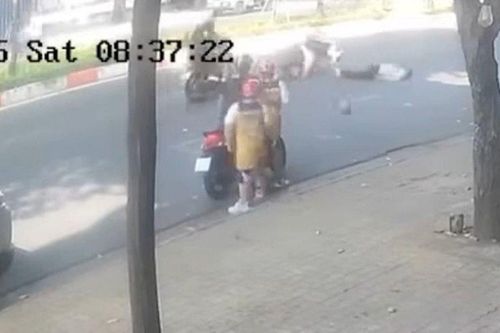 Clip: Người phụ nữ đi xe máy gặp tai nạn bất ngờ do thứ đồ chơi quen thuộc này của trẻ nhỏ