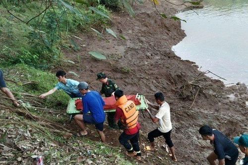 Thấy em trai đuối nước, anh cứu em nhưng cả hai cùng chìm xuống hố sâu