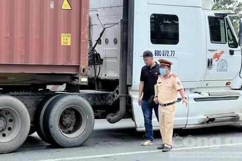 Người đàn ông nghi lao vào xe container đang chạy trên đường, tử vong
