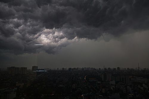 Bầu trời Hà Nội tối đen lúc 3h chiều, cảnh báo dông lốc, mưa đá