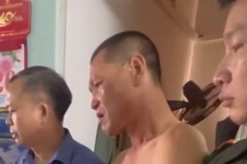 Dùng dao đâm hàng xóm rồi cố thủ trong chung cư ở Hà Nội