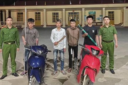 Điều tra nhóm thanh thiếu niên mang theo dao kiếm, bỏ chạy khi thấy công an