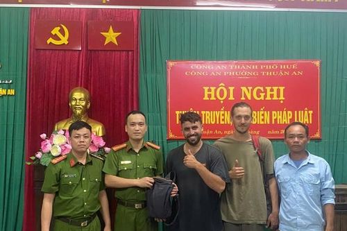 Du khách nước ngoài xúc động nhận lại tài sản đánh rơi khi đến Huế du lịch