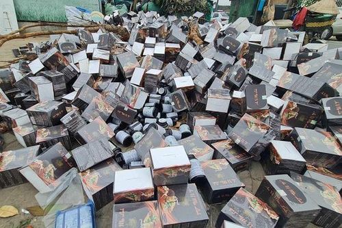 Truy tìm công ty đổ hàng nghìn hộp thực phẩm chức năng ra vỉa hè Hà Nội