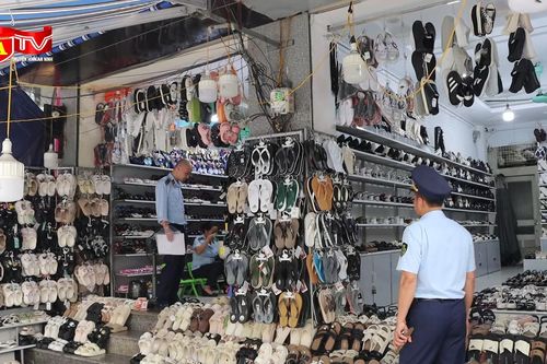 Hàng loạt cơ sở bán hàng giả bị 'sờ gáy' tại Chợ Nhà Xanh
