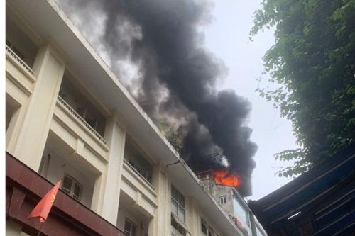 Dập tắt đám cháy tầng thượng khách sạn trong phố cổ Hà Nội