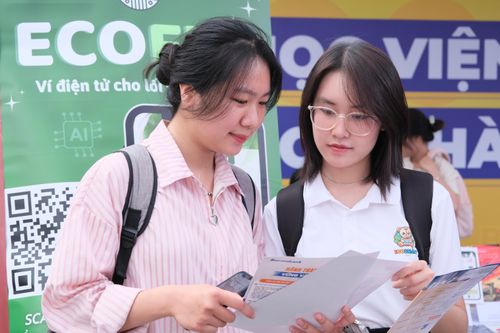 Sinh viên học thêm AI để 'vượt' sóng sa thải ngành ngân hàng