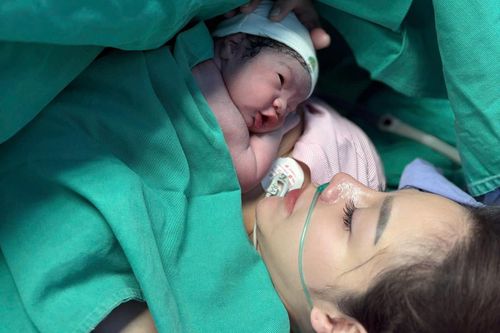 Trung vệ Bùi Tiến Dũng chào đón con thứ 3