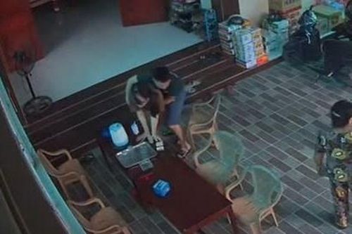Clip người vợ được chồng đỡ đẻ ngay tại sân nhà