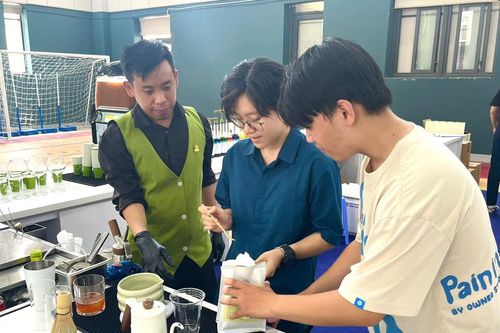 Sinh viên TP.HCM học làm socola, pha matcha cùng chuyên gia Italy