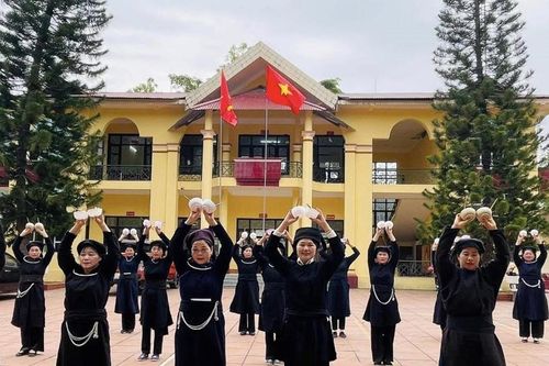 Truyền dạy nghệ thuật trình diễn dân gian 'Múa bát' của người Tày