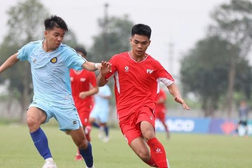 Xuất hiện 'siêu phẩm' từ giữa sân ở giải hạng Nhì quốc gia