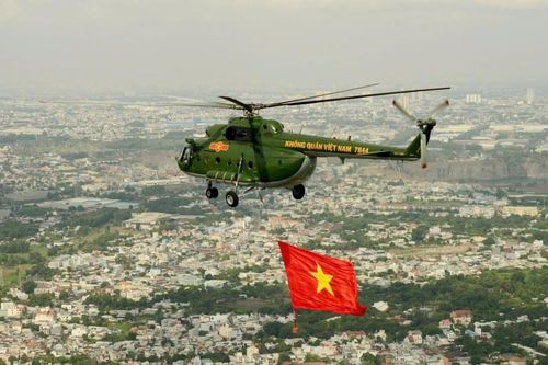 Theo cánh trực thăng mang cờ Tổ quốc, cờ Đảng bay trên bầu trời Thành phố mang tên Bác