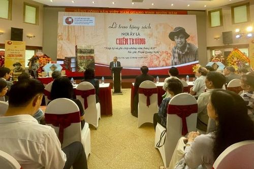 Trao tặng sách 'Nơi ấy là chiến trường' của tác giả Phạm Quang Nghị