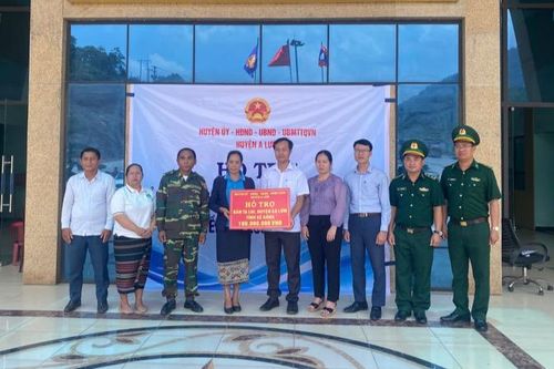Thăm người dân Lào bị hỏa hoạn