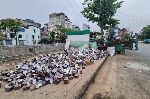 Phát hiện hàng nghìn hộp gắn mác thực phẩm bảo vệ sức khỏe bị vứt tràn lan trên đường