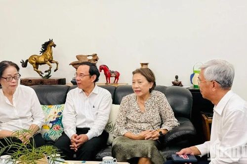 Lãnh đạo Thành phố Hồ Chí Minh thăm gia đình các cá nhân tiêu biểu trong sự nghiệp bảo vệ, xây dựng và phát triển thành phố