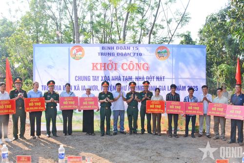 Trung đoàn 710 (Binh đoàn 15) hỗ trợ huyện biên giới Chư Prông xóa 21 căn nhà tạm, nhà dột nát