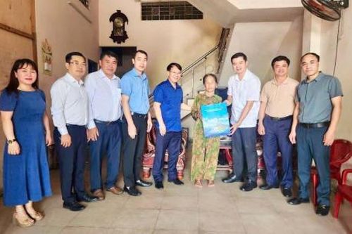 Trao 20 suất quà cho gia đình chính sách quận Ngũ Hành Sơn