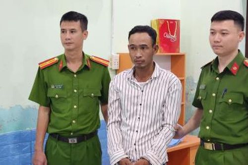 Vác rựa ra đường chặn xe, cướp điện thoại