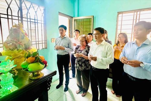Đồng chí Nguyễn Mạnh Cường thăm gia đình các cá nhân tiêu biểu