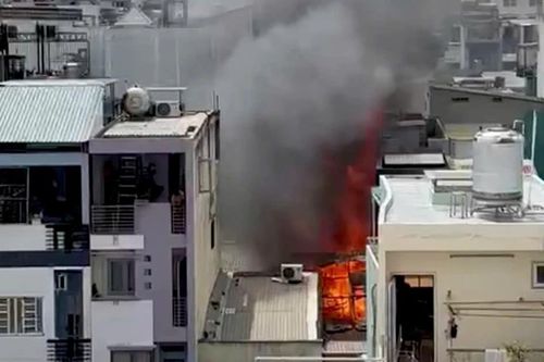TPHCM: Cháy nhà dân, khói đen bốc cao hàng chục mét